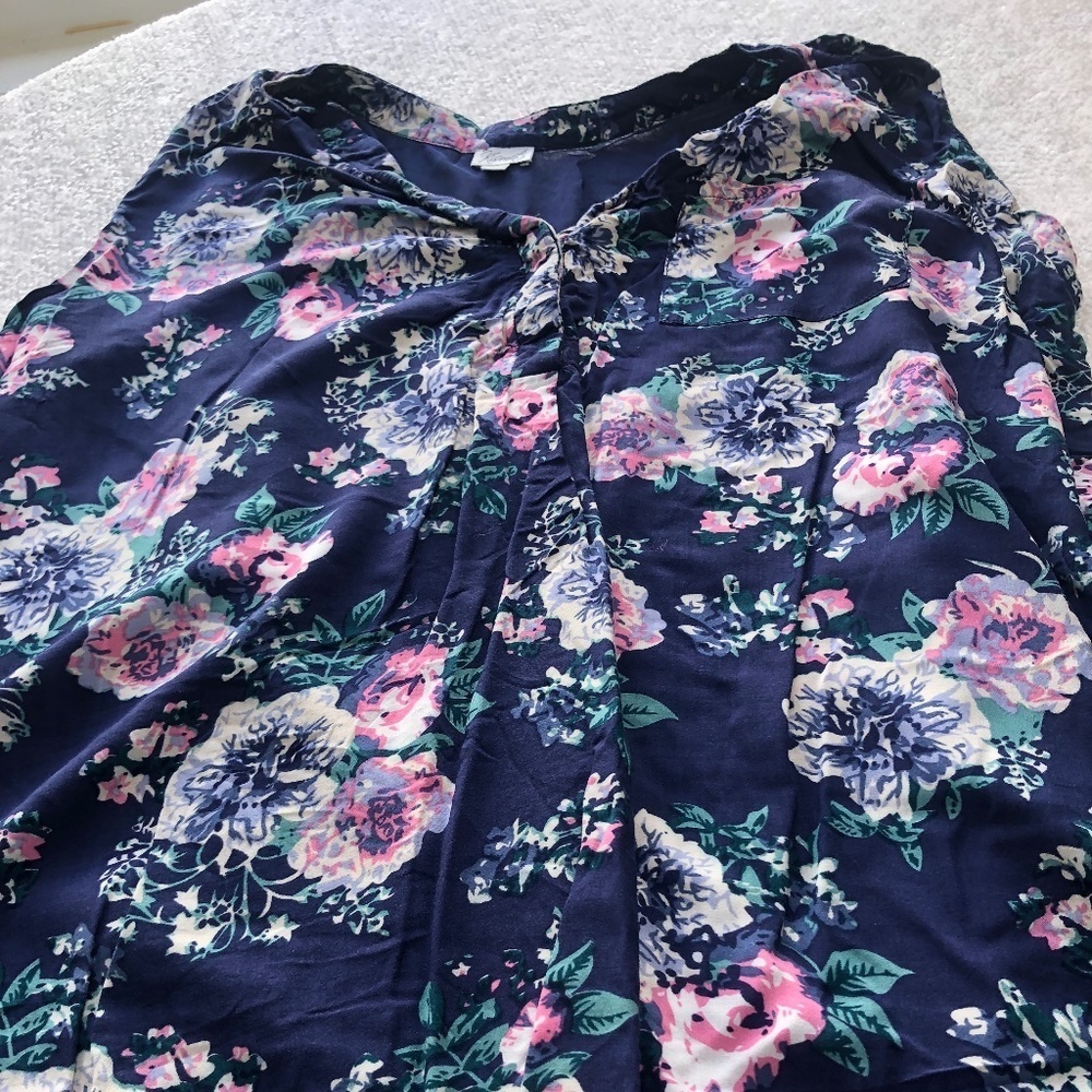Kismet Xxlarge flowery blouse with sheer back. Button down front, sleeveless